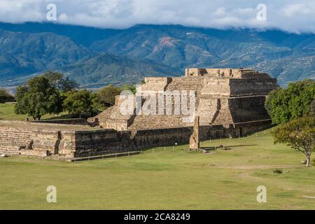 Stela 18 und die Pyramiden der Gruppe IV in den präkolumbianischen Zapotec Ruinen von Monte Alban in Oaxaca, Mexiko. Ein UNESCO-Weltkulturerbe. Stockfoto