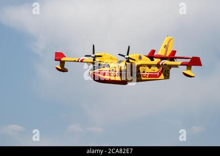 Canadair CL-415 Feuerwehrflugzeug während der Ausbildung. Stockfoto