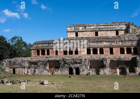 Der große Palast in den Ruinen der Maya-Stadt Sayil, Teil der prähispanischen Stadt Uxmal UNESCO-Weltkulturerbe-Zentrum in Yucatan, Mexiko. Stockfoto