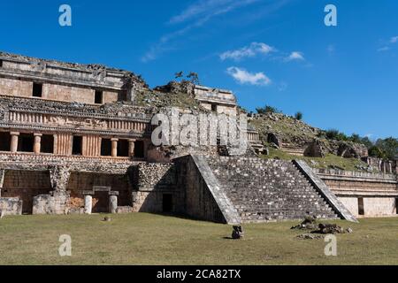 Der große Palast in den Ruinen der Maya-Stadt Sayil, Teil der prähispanischen Stadt Uxmal UNESCO-Weltkulturerbe-Zentrum in Yucatan, Mexiko. Stockfoto