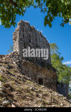 Der hohe Dachkamm des El Mirador Tempels in den Ruinen der Maya-Stadt Sayil in Yucatan, Mexiko. Stockfoto