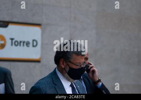 Bogota, Kolumbien. August 2020. Jaime Granados, Anwalt des ehemaligen Präsidenten von Kolumbien Alvaro Uribe Velez verlässt das oberste Gerichtsbüro, nachdem Präsident Alvaro Uribe am 4. August 2020 in Bogota, Kolumbien, wegen Manipulation von Zeugen und Betrug wegen Hausarrest durch den Obersten Gerichtshof Kolumbiens verurteilt wurde. (Foto von Sebastian Barros Salamanca/Pacific Press) Quelle: Pacific Press Media Production Corp./Alamy Live News Stockfoto