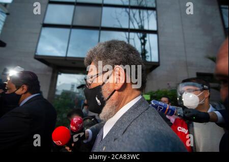 Bogota, Kolumbien. August 2020. Jaime Granados, Anwalt des ehemaligen Präsidenten von Kolumbien Alvaro Uribe Velez verlässt das oberste Gerichtsbüro, nachdem Präsident Alvaro Uribe am 4. August 2020 in Bogota, Kolumbien, wegen Manipulation von Zeugen und Betrug wegen Hausarrest durch den Obersten Gerichtshof Kolumbiens verurteilt wurde. (Foto von Sebastian Barros Salamanca/Pacific Press) Quelle: Pacific Press Media Production Corp./Alamy Live News Stockfoto