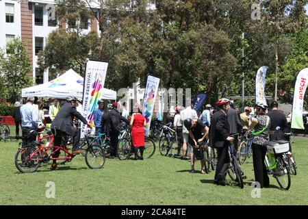 Die „Sydney Suit Ride“ ermutigte die Arbeiter, dem Büro zu entkommen, um eine ‘Executive-Mittagstour durch die Straßen der Stadt’ zu Unternehmen. Die Fahrt begann und endete Stockfoto