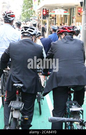 Die „Sydney Suit Ride“ ermutigte die Arbeiter, dem Büro zu entkommen, um eine ‘Executive-Mittagstour durch die Straßen der Stadt’ zu Unternehmen. Die Fahrt begann und endete Stockfoto