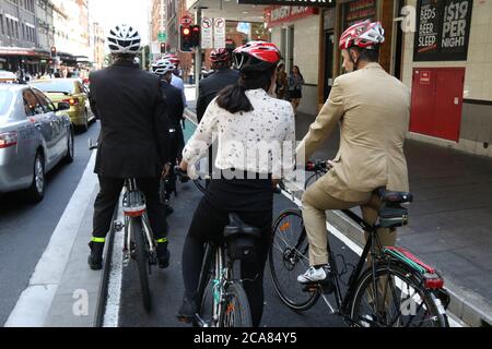 Die „Sydney Suit Ride“ ermutigte die Arbeiter, dem Büro zu entkommen, um eine ‘Executive-Mittagstour durch die Straßen der Stadt’ zu Unternehmen. Die Fahrt begann und endete Stockfoto