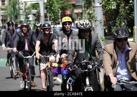 Die „Sydney Suit Ride“ ermutigte die Arbeiter, dem Büro zu entkommen, um eine ‘Executive-Mittagstour durch die Straßen der Stadt’ zu Unternehmen. Die Fahrt begann und endete Stockfoto