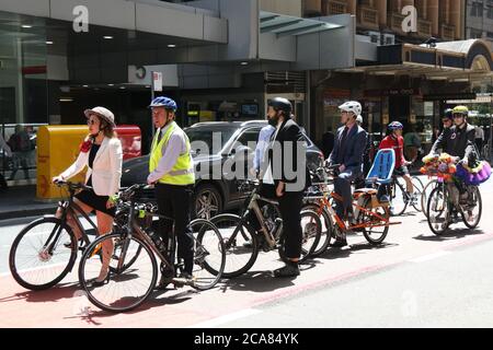 Die „Sydney Suit Ride“ ermutigte die Arbeiter, dem Büro zu entkommen, um eine ‘Executive-Mittagstour durch die Straßen der Stadt’ zu Unternehmen. Die Fahrt begann und endete Stockfoto