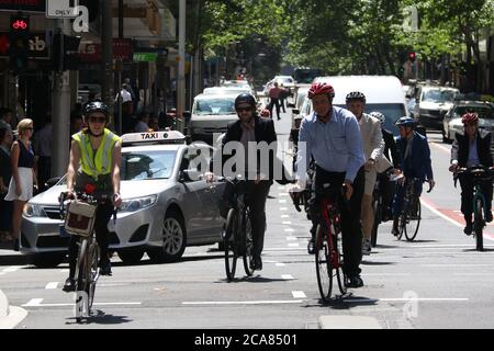 Die „Sydney Suit Ride“ ermutigte die Arbeiter, dem Büro zu entkommen, um eine ‘Executive-Mittagstour durch die Straßen der Stadt’ zu Unternehmen. Die Fahrt begann und endete Stockfoto