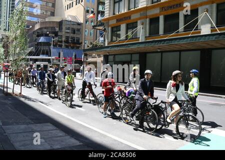 Die „Sydney Suit Ride“ ermutigte die Arbeiter, dem Büro zu entkommen, um eine ‘Executive-Mittagstour durch die Straßen der Stadt’ zu Unternehmen. Die Fahrt begann und endete Stockfoto