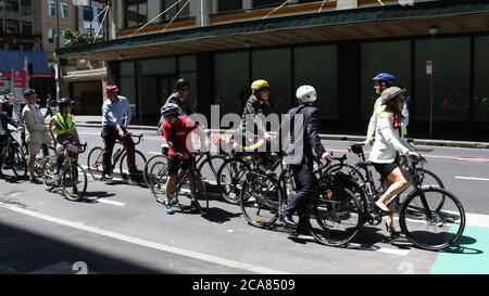 Die „Sydney Suit Ride“ ermutigte die Arbeiter, dem Büro zu entkommen, um eine ‘Executive-Mittagstour durch die Straßen der Stadt’ zu Unternehmen. Die Fahrt begann und endete Stockfoto