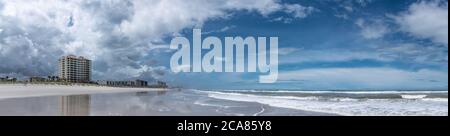 Panorama von Jacksonville Beach, Florida als tropischer Sturm Isaias im Atlantischen Ozean vor der Küste vorbeizog. (USA) Stockfoto