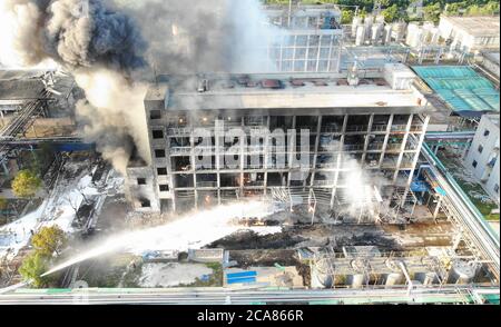 (200805) -- PEKING, 5. August 2020 (Xinhua) -- Luftfoto vom 3. August 2020 zeigt Feuerwehrleute, die an der Explosionsstelle eines Organischen Siliziumunternehmens in Xiantao, der zentralchinesischen Provinz Hubei, einen Brand auslösten. Die Zahl der Todesopfer ist am Dienstag um 7 Uhr auf sechs gestiegen, nachdem am Montag in Hubei eine Explosion im Chemiewerk explodiert war.vier weitere wurden verletzt, ihre Verletzungen galten nicht als lebensbedrohlich. (Xinhua) Stockfoto