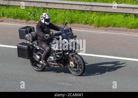 BMW R1200 Motorradfahrer; zweirädrige Transport, Motorräder, Fahrzeug, Straßen, Motorräder, Motorradfahrer fahren in Chorley, Großbritannien Stockfoto