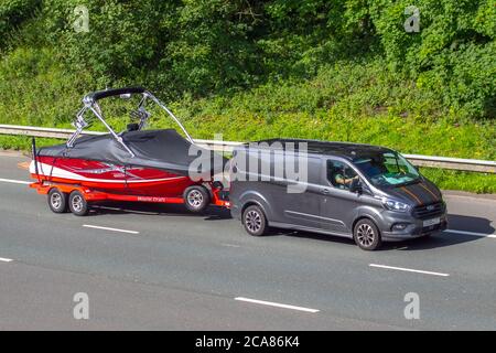 2020 grau Ford Transit Custom 320 Sport Schleppen Schnellboot; Fahrzeug Verkehr Fahrzeuge, Autos fahren Fahrzeug auf britischen Straßen, Motoren, Fahren auf der Autobahn M6-Netz. Stockfoto