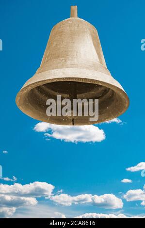 Kirchenglocke auf einem Hintergrund von blauem Himmel mit Wolken. Stockfoto