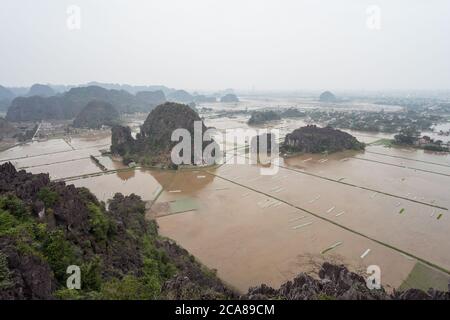 Ninh Binh / Vietnam - 25. Januar 2020: Luftaufnahme der Ninh Binh Karstberge umgeben von überfluteten Reisfeldern Stockfoto