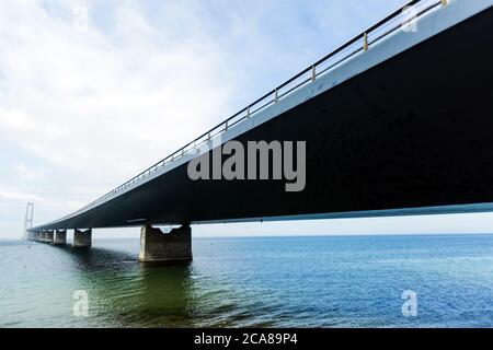 Halsskov, Dänemark. Mai 2020. Die Great Belt Bridge besteht aus einer Hängebrücke, einem Eisenbahntunnel und einer Boxenträger-Brücke, die zwischen den dänischen Inseln Zealand und Funun verläuft. Die Brücke al passiert die kleine Insel Sprogø in der Mitte des Großen Belt. (Foto: Gonzales Photo - Thomas Rasmussen). Stockfoto