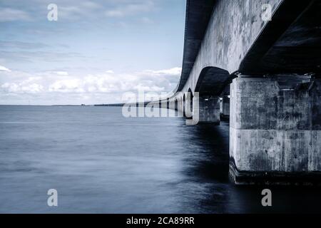 Nyborg, Dänemark. Juli 2020. Die Great Belt Bridge besteht aus einer Hängebrücke, einem Eisenbahntunnel und einer Boxenträger-Brücke, die zwischen den dänischen Inseln Zealand und Funun verläuft. Die Brücke al passiert die kleine Insel Sprogø in der Mitte des Großen Belt. (Foto: Gonzales Photo - Kent Rasmussen). Stockfoto