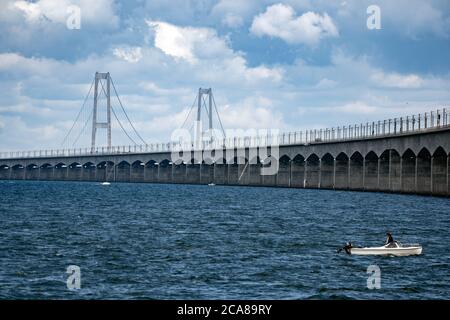 Nyborg, Dänemark. Juli 2020. Die Great Belt Bridge besteht aus einer Hängebrücke, einem Eisenbahntunnel und einer Boxenträger-Brücke, die zwischen den dänischen Inseln Zealand und Funun verläuft. Die Brücke al passiert die kleine Insel Sprogø in der Mitte des Großen Belt. (Foto: Gonzales Photo - Kent Rasmussen). Stockfoto