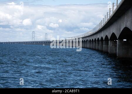 Nyborg, Dänemark. Juli 2020. Die Great Belt Bridge besteht aus einer Hängebrücke, einem Eisenbahntunnel und einer Boxenträger-Brücke, die zwischen den dänischen Inseln Zealand und Funun verläuft. Die Brücke al passiert die kleine Insel Sprogø in der Mitte des Großen Belt. (Foto: Gonzales Photo - Kent Rasmussen). Stockfoto