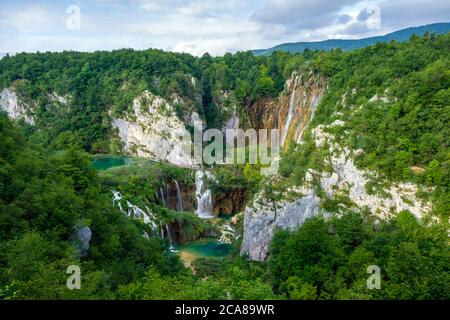 Gespanschaft Karlovac, Kroatien. Juli 2019. Der Nationalpark Plitvicer Seen ist einer der ältesten und größten Nationalparks in Kroatien und wurde in die Liste des UNESCO-Weltkulturerbes aufgenommen. (Gonzales Photo - Bo Kallberg). Stockfoto