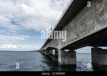 Nyborg, Dänemark. Juli 2020. Die Great Belt Bridge besteht aus einer Hängebrücke, einem Eisenbahntunnel und einer Boxenträger-Brücke, die zwischen den dänischen Inseln Zealand und Funun verläuft. Die Brücke al passiert die kleine Insel Sprogø in der Mitte des Großen Belt. (Foto: Gonzales Photo - Kent Rasmussen). Stockfoto