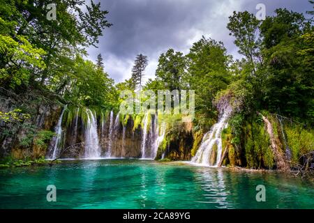 Gespanschaft Karlovac, Kroatien. Juli 2019. Der Nationalpark Plitvicer Seen ist einer der ältesten und größten Nationalparks in Kroatien und wurde in die Liste des UNESCO-Weltkulturerbes aufgenommen. (Gonzales Photo - Bo Kallberg). Stockfoto