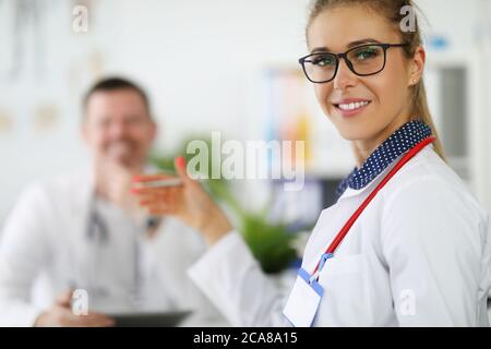 Ärztin lächelt mit Kollegen zusammen Nahaufnahme Stockfoto