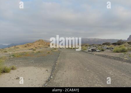 Oman Dorfstraße und Berge Stockfoto