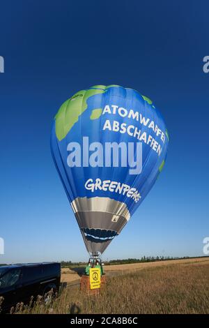 Buchel, Deutschland. August 2020. Greenpeace-Aktivisten protestieren mit einem Heißluftballon mit der Aufschrift "Atomwaffen abschaffen - Atomwaffen verbieten" gegen die auf dem Luftwaffenstützpunkt Büchel stationierten Atomwaffen. Hintergrund ist der 75. Jahrestag der Atombombenangriffe auf die japanische Stadt Hiroshima am 6. August. Foto: Thomas Frey/dpa Quelle: dpa picture Alliance/Alamy Live News Stockfoto