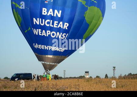 Buchel, Deutschland. August 2020. Greenpeace-Aktivisten protestieren mit einem Heißluftballon mit der Aufschrift "Atomwaffen abschaffen - Atomwaffen verbieten" gegen die auf dem Luftwaffenstützpunkt Büchel stationierten Atomwaffen. Hintergrund ist der 75. Jahrestag der Atombombenangriffe auf die japanische Stadt Hiroshima am 6. August. Foto: Thomas Frey/dpa Quelle: dpa picture Alliance/Alamy Live News Stockfoto