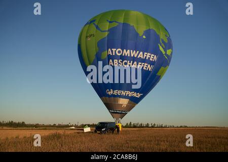 Buchel, Deutschland. August 2020. Greenpeace-Aktivisten protestieren mit einem Heißluftballon mit der Aufschrift "Atomwaffen abschaffen - Atomwaffen verbieten" gegen die auf dem Luftwaffenstützpunkt Büchel stationierten Atomwaffen. Hintergrund ist der 75. Jahrestag der Atombombenangriffe auf die japanische Stadt Hiroshima am 6. August. Foto: Thomas Frey/dpa Quelle: dpa picture Alliance/Alamy Live News Stockfoto