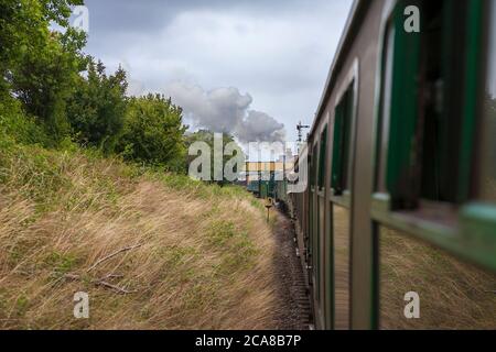 Ein Dampfzug auf der Mid-Hants Steam Railway (Watercress Line), der sich der Ropley Station, Hampshire, England, Großbritannien nähert Stockfoto