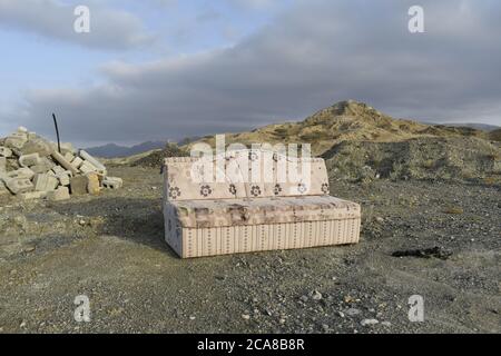 Sofa in der Mitte Boden. Berg Hintergrund Stockfoto