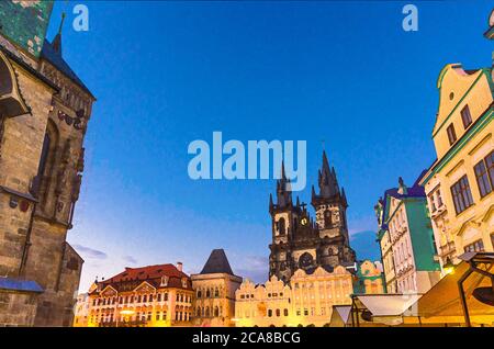 Aquarell Zeichnung von Prag Altstädter Ring Stare Mesto historischen Stadtzentrum mit astronomische Uhr Orloj des Rathauses, Stein Glocke Haus, Gotische Kirche, Abendansicht, Böhmen, Tschechische Republik Stockfoto