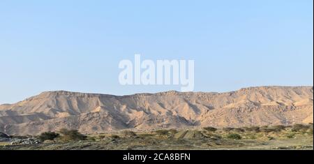 Oman Dorfstraße und Berge Stockfoto