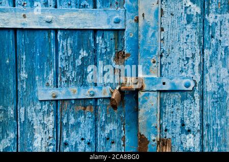 Detail einer alten blauen Holzbohlen Tür verschlossen Stockfoto