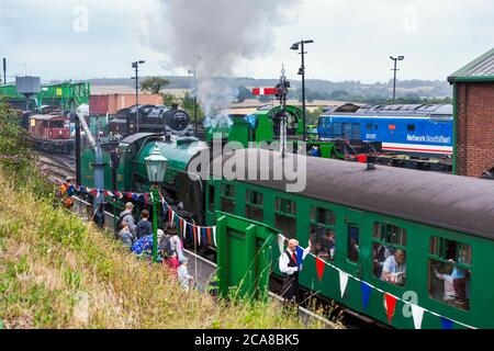 Ein geschäftiger Tag an der Ropley Station auf der Mid-Hants Steam Railway (Watercress Line), Hampshire, England, Großbritannien Stockfoto