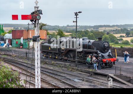 76017 - British Railways Standard Class 4MT Dampflokomotive am Bahnhof Ropley auf der Mid-Hants Steam Railway (Watercress Line), Hampshire, UK Stockfoto