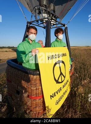 Buchel, Deutschland. August 2020. Greenpeace-Aktivisten protestieren mit einem Heißluftballon und einem Plakat mit der Aufschrift "Hiroshima - nie wieder" gegen die auf dem Luftwaffenstützpunkt Büchel stationierten Atomwaffen. Hintergrund ist der 75. Jahrestag der Atombombenangriffe auf die japanische Stadt Hiroshima am 6. August. Foto: Thomas Frey/dpa Quelle: dpa picture Alliance/Alamy Live News Stockfoto