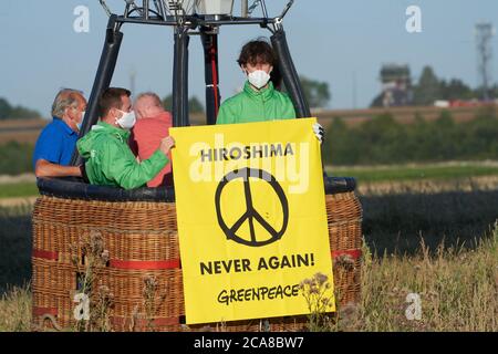 Buchel, Deutschland. August 2020. Greenpeace-Aktivisten protestieren mit einem Heißluftballon und einem Plakat mit der Aufschrift "Hiroshima - nie wieder" gegen die auf dem Luftwaffenstützpunkt Büchel stationierten Atomwaffen. Hintergrund ist der 75. Jahrestag der Atombombenangriffe auf die japanische Stadt Hiroshima am 6. August. Foto: Thomas Frey/dpa Quelle: dpa picture Alliance/Alamy Live News Stockfoto