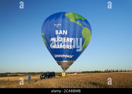 Buchel, Deutschland. August 2020. Greenpeace-Aktivisten protestieren mit einem Heißluftballon mit der Aufschrift "Atomwaffen abschaffen - Atomwaffen verbieten" gegen die auf dem Luftwaffenstützpunkt Büchel stationierten Atomwaffen. Hintergrund ist der 75. Jahrestag der Atombombenangriffe auf die japanische Stadt Hiroshima am 6. August. Foto: Thomas Frey/dpa Quelle: dpa picture Alliance/Alamy Live News Stockfoto