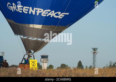 Buchel, Deutschland. August 2020. Greenpeace-Aktivisten protestieren mit einem Heißluftballon mit der Aufschrift "Atomwaffen abschaffen - Atomwaffen verbieten" gegen die auf dem Luftwaffenstützpunkt Büchel stationierten Atomwaffen. Hintergrund ist der 75. Jahrestag der Atombombenangriffe auf die japanische Stadt Hiroshima am 6. August. Foto: Thomas Frey/dpa Quelle: dpa picture Alliance/Alamy Live News Stockfoto