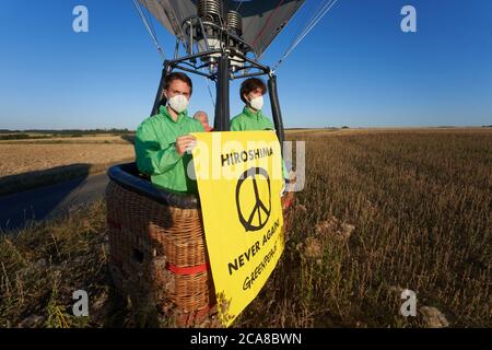 Buchel, Deutschland. August 2020. Greenpeace-Aktivisten protestieren mit einem Heißluftballon und einem Plakat mit der Aufschrift "Hiroshima - nie wieder" gegen die auf dem Luftwaffenstützpunkt Büchel stationierten Atomwaffen. Hintergrund ist der 75. Jahrestag der Atombombenangriffe auf die japanische Stadt Hiroshima am 6. August. Foto: Thomas Frey/dpa Quelle: dpa picture Alliance/Alamy Live News Stockfoto