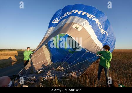 Buchel, Deutschland. August 2020. Greenpeace-Aktivisten protestieren mit einem Heißluftballon mit der Aufschrift "Atomwaffen abschaffen - Atomwaffen verbieten" gegen die auf dem Luftwaffenstützpunkt Büchel stationierten Atomwaffen. Hintergrund ist der 75. Jahrestag der Atombombenangriffe auf die japanische Stadt Hiroshima am 6. August. Foto: Thomas Frey/dpa Quelle: dpa picture Alliance/Alamy Live News Stockfoto