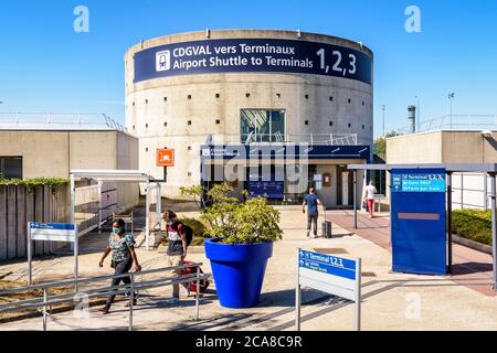 Passagiere mit Gepäckwagen, die die CDGVAL Flughafen-Shuttle-Station betreten oder verlassen, die den PR-Parkplatz am Flughafen Paris-Charles de Gaulle bedient. Stockfoto