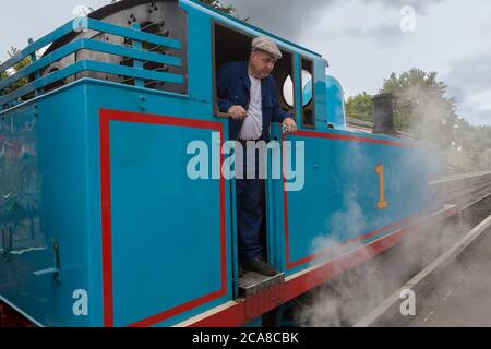 'Thomas the Tank Engine' am Bahnhof Ropley, Mid-Hants Railway (Watercress Line), Hampshire, Großbritannien, während eines 'Day Out with Thomas' im August 2018 Stockfoto