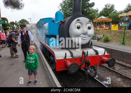 'Thomas the Tank Engine' zieht einen Kinderausflugzug aus der Ropley Station auf der Mid-Hants Railway (Watercress Line), Hampshire. VEREINIGTES KÖNIGREICH Stockfoto