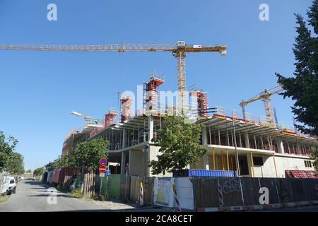 Berlin, Deutschland. Juli 2020. Bauarbeiten auf dem Gelände des ehemaligen zentralen Nutztier- und Schlachthofs in Prenzlauer Berg. Jetzt werden dort Bürogebäude, Räume für Gastronomie, Einzelhandel und Wohnungen gebaut. Quelle: Alexandra Schuler/dpa/Alamy Live News Stockfoto